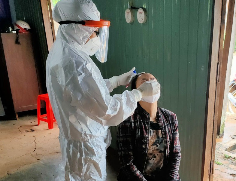 Nhân viên y tế lấy mẫu xét nghiệm các trường hợp liên quan các ca nhiễm Covid-19 ở H.Ea H'Leo. ẢNH: KIM OANH