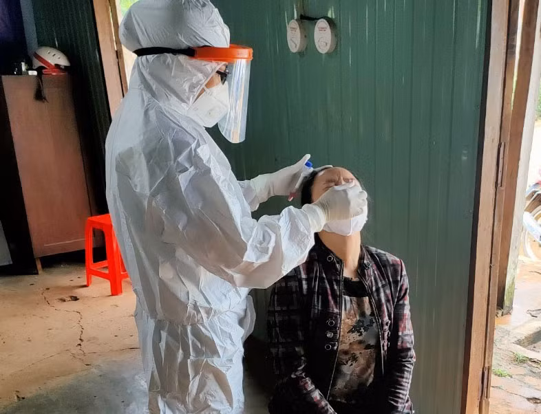 Nhân viên y tế lấy mẫu xét nghiệm các trường hợp liên quan các ca nhiễm Covid-19 ở H.Ea H'Leo. ẢNH: KIM OANH