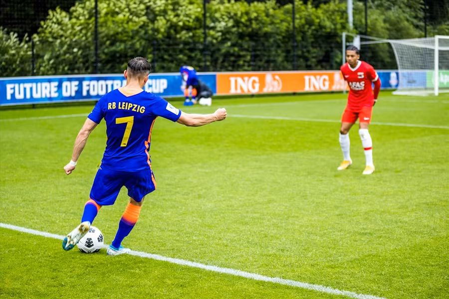 Các cầu thủ đá biên thay vì ném biên. Ảnh: FIFA