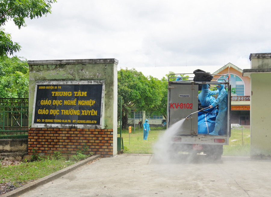 Phun khử khuẩn tại Trung tâm Giáo dục nghề nghiệp-Giáo dục thường xuyên huyên Ia Pa.