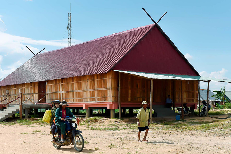 8.Làng Hòa Bình được đầu tư trên 500 triệu đồng để dựng nhà sinh hoạt cộng đồng.