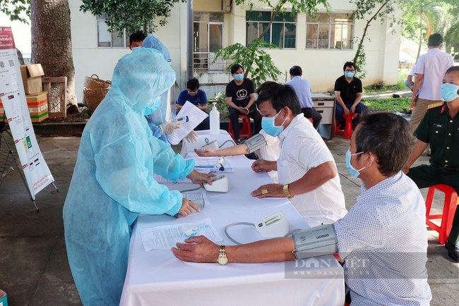 Hiện nay Bình Dương đang tổ chức các đợt tiêm vaccine cho lực lượng tuyến đầu chống dịch và toàn thể người dân trên địa bàn. (Ảnh: Văn Dũng) Hiện nay Bình Dương đang tổ chức các đợt tiêm vaccine cho lực lượng tuyến đầu chống dịch và toàn thể người dân trên địa bàn. (Ảnh: Văn Dũng)