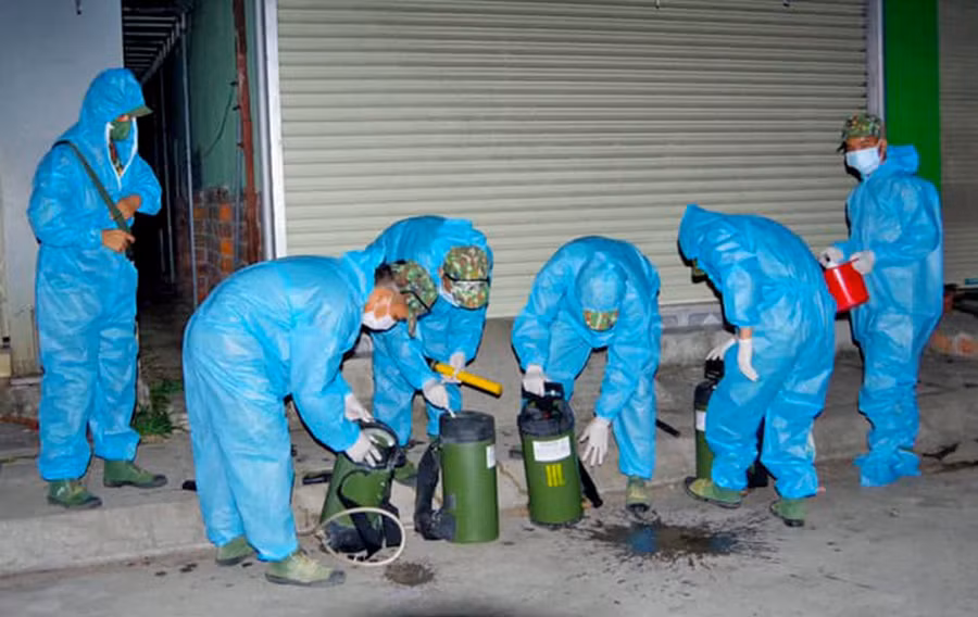 Cán bộ, chiến sĩ Sư đoàn Bộ binh 2 chuẩn bị phương tin, dụng cụ để tiến hành phun khử khuẩn tại thị trấn Phú Túc.