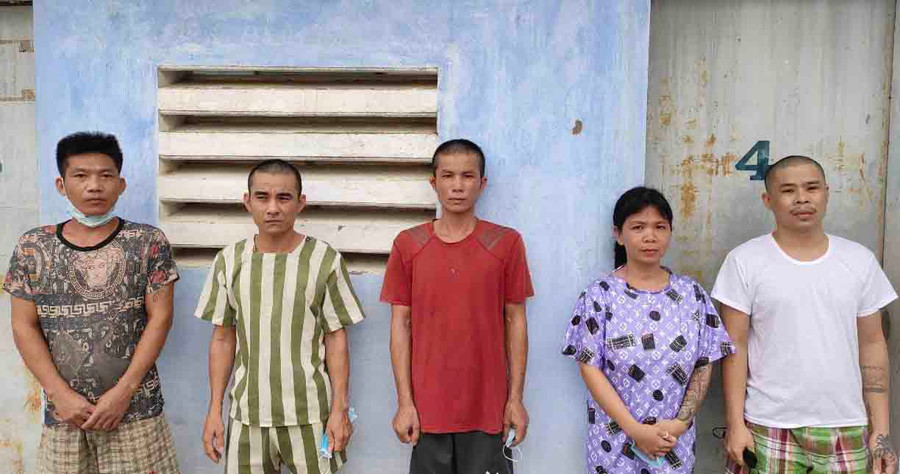 Từ trái sang: các đối tượng Chúc, Tính, Tùng, Lên, Hổ tại cơ quan Công an. Ảnh: Lê Văn Ngọc