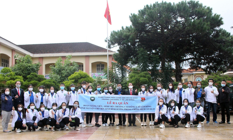 Đoàn tình nguyện viên Trường CĐ Y tế Lâm Đồng lên đường đến Bình Dương. Ảnh: Lâm Viên