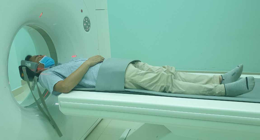Phóng viên Phạm Trọng Nghị kiểm tra thương tích sau khi bị hành hung. Ảnh: Lê Anh nhà báo Phạm Trọng Nghị đang kiểm tra thương tích sau khi bị hành hung - Copy