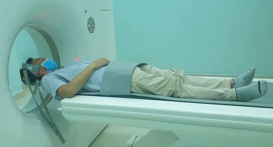 nhà báo Phạm Trọng Nghị đang kiểm tra thương tích sau khi bị hành hung - Copy