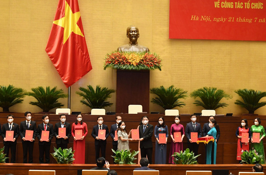  Phó Chủ tịch Quốc hội Nguyễn Đức Hải trao Nghị quyết của Ủy ban Thường vụ Quốc hội bà Siu Hương. Ảnh: Hùng Lê