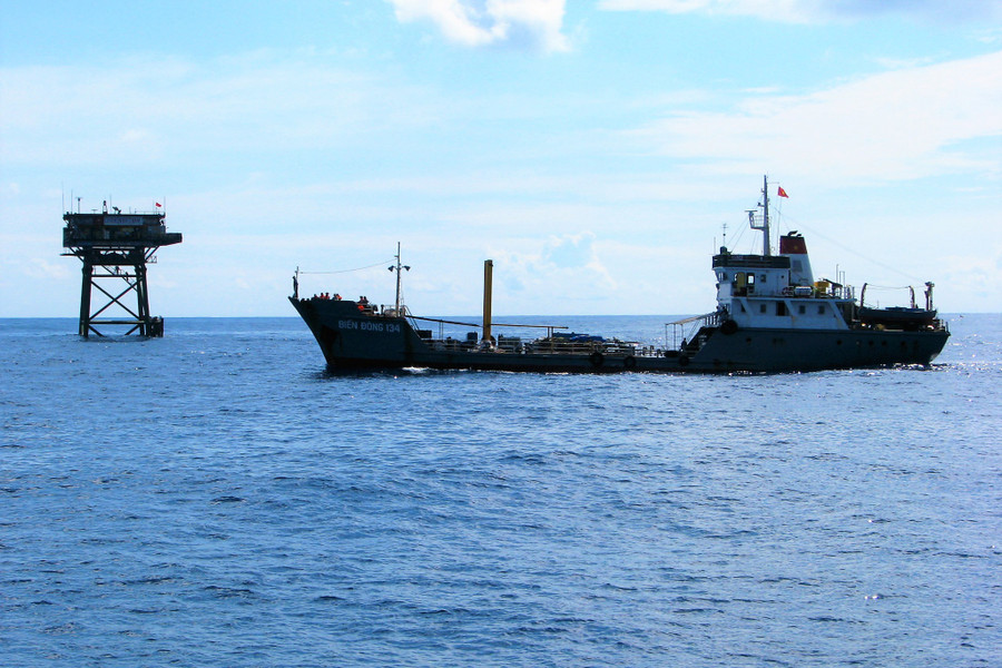 Tàu của Lữ đoàn 171 trực bảo vệ bãi Phúc Tần, năm 2008. ẢNH: MAI THANH HẢI