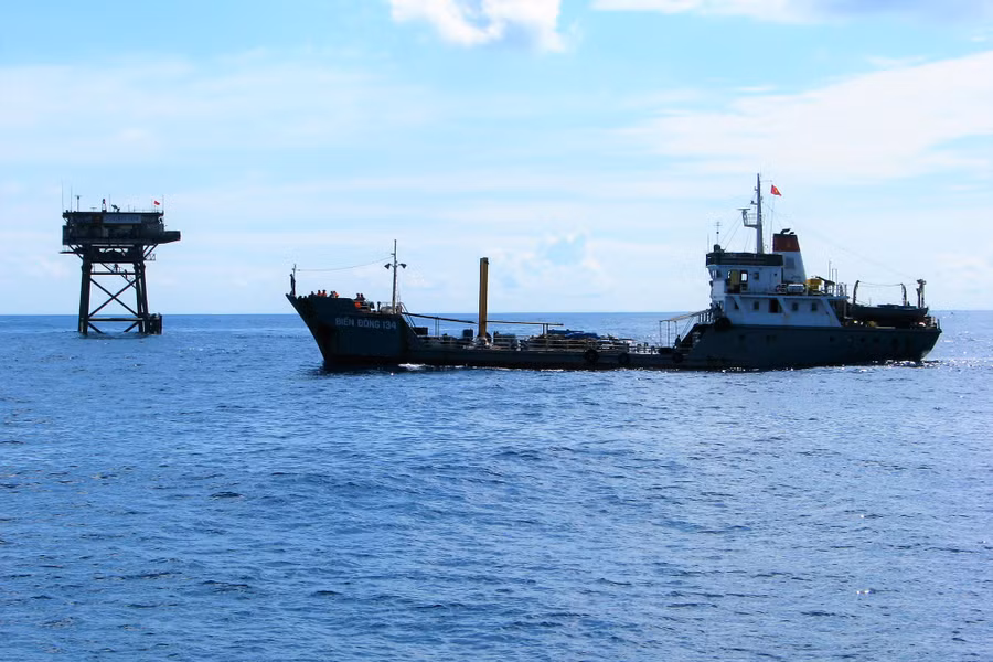 Tàu của Lữ đoàn 171 trực bảo vệ bãi Phúc Tần, năm 2008. ẢNH: MAI THANH HẢI