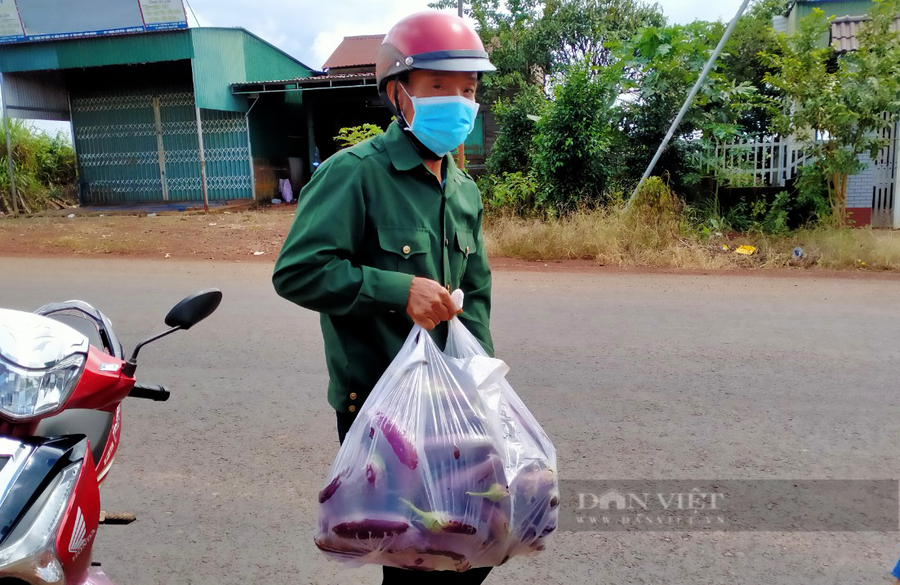 Một nông dân ở xã Đắk Búp So mang một bịch cà tím đến góp. Ảnh: Duy Hậu.