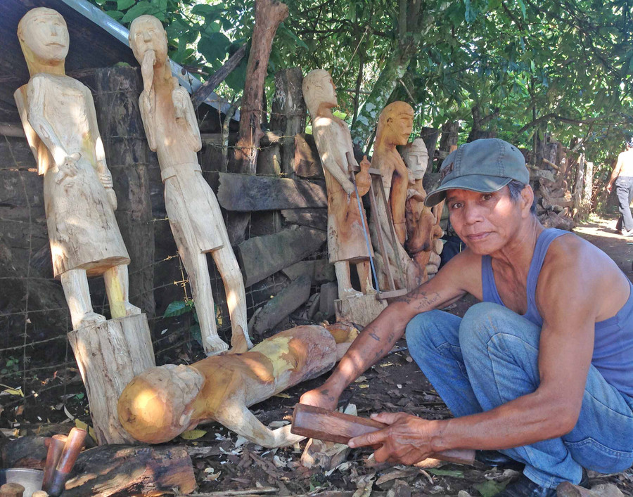 Nghệ nhân Ksor Krôh đang tạc tượng. Ảnh: Hoàng Thanh Hương