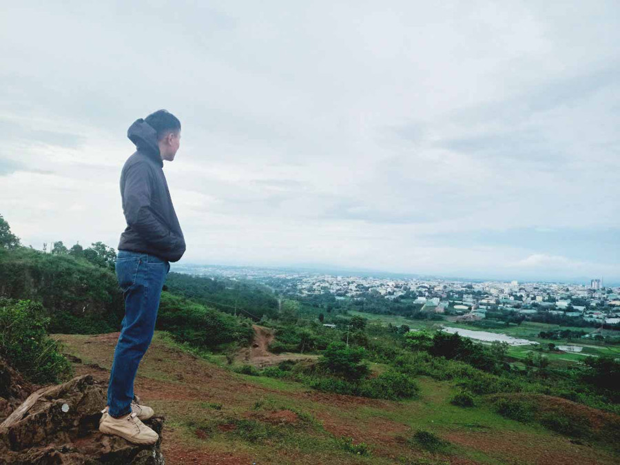 Du khách ngắm thành phố từ núi Đá. Ảnh: T.U