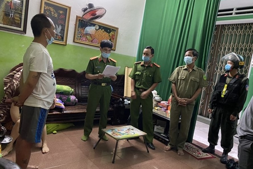 Lực lượng chức năng thực hiện lệnh khám xét với một trong số các đối tượng trong đường dây đánh bạc 400 tỉ đồng. Ảnh công an cung cấp