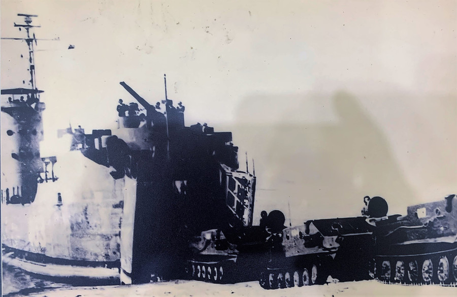 Lực lượng hải quân đánh bộ đổ bộ lên Koh Kong (Campuchia) dưới sự yểm trợ bằng hỏa lực mạnh của các tàu thuộc hạm đội 171 (nay là Lữ đoàn 171) và Không quân Nhân dân Việt Nam. ẢNH: TƯ LIỆU QCHQ