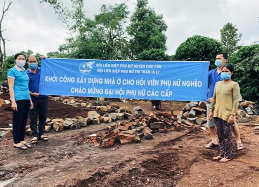 Chị Rơ Châm Blim (bìa phải) được hỗ trợ xây dựng nhà “Mái ấm tình thương”. Ảnh: Lê Đại  Chị Rơ Châm Blim (bìa phải) được hỗ trợ xây dựng nhà “Mái ấm tình thương”. Ảnh: Lê Đại