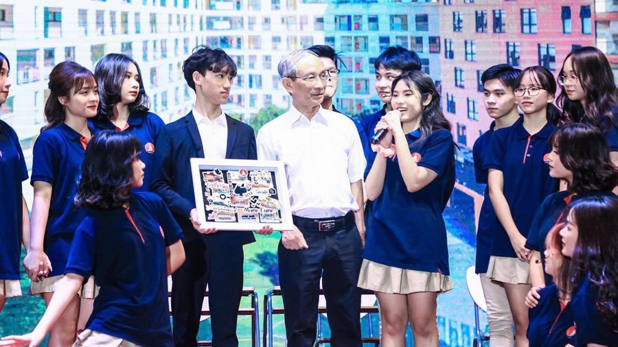  Thầy Nguyễn Xuân Khang, Hiệu trưởng Trường Marie Curie Hà Nội, bên các học trò của mình - ẢNH M.C