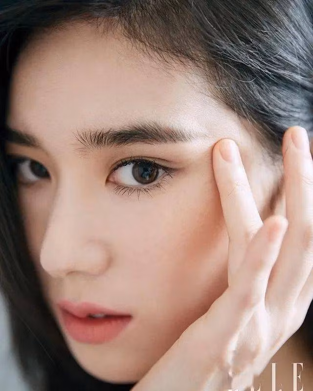 Jung Eun Chae dù trang điểm đậm hay nhạt, vẻ đẹp mộc mạc đậm chất Á Đông của cô cũng khiến công chúng ngưỡng mộ. Trong phim 