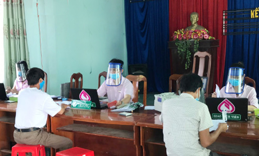 Trong tình hình dịch Covid-19, Ngân hàng Chính sách Xã hội vẫn đảm bảo giải ngân vốn tín dụng cho người dân vùng đặc biệt khó khăn. Ảnh: Sơn Ca Trong tình hình dịch Covid-19, Ngân hàng Chính sách Xã hội vẫn đảm bảo giải ngân vốn tín dụng cho người dân vùng đặc biệt khó khăn. Ảnh: Sơn Ca