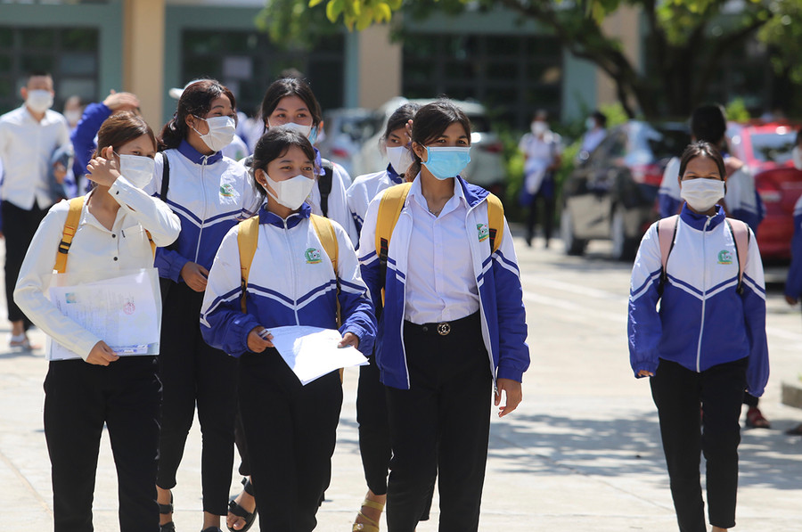 Các thí sinh tại điểm thi Trường THPT Nguyễn Du (xã Ia Rsươm, huyện Krông Pa) đều đeo khẩu trang thực hiện nghiêm các quy định về phòng-chống dịch. Ảnh: Văn Ngọc Nhiều thí sinh tại điểm thi Trường THPT Nguyễn Du (xã Ia Rsươm, huyện Krông Pa) hoàn thành sớm bài thi của mình. Ảnh: Văn Ngọc