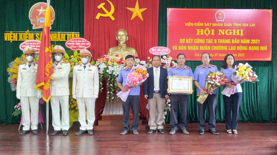 Thừa ủy nhiệm của Chủ tịch nước, Phó Bí thư Tỉnh ủy Rah Lan Chung trao Huân chương Lao động hạng nhì cho Viện KSND tỉnh Gia Lai. Ảnh: Lê Anh Thừa ủy nhiệm của Chủ tịch nước, Phó Bí thư Tỉnh ủy Rơ Lan Chung trao Huân chương Lao động hạng nhì cho VKSND tỉnh Gia Lai. Ảnh: Lê Anh