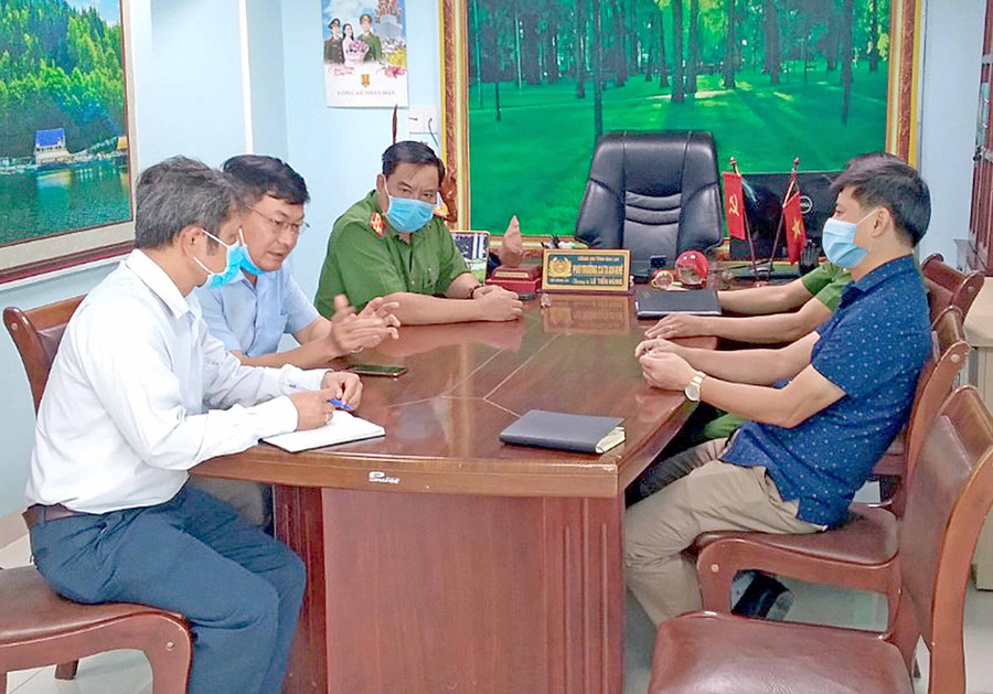 Ông Huỳnh Kiên-Chủ tịch Hội Nhà báo tỉnh, Tổng Biên tập Báo Gia Lai (thứ 2, hàng bên trái) làm việc với lãnh đạo Công an thị xã An Khê. Ảnh: Lê Anh