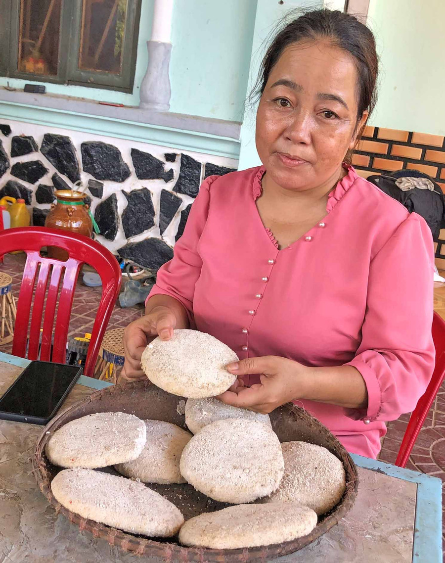 Chị Dung (con gái bà Yen) giới thiệu về các bánh men rượu truyền thống của gia đình được làm từ vỏ cây rừng. Ảnh: Anh Huy