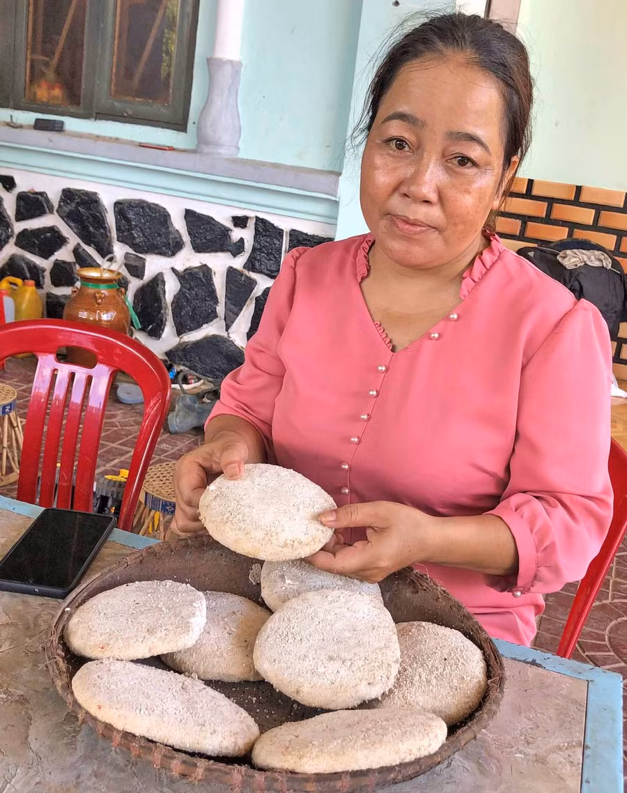 Chị Dung (con gái bà Yen) giới thiệu về các bánh men rượu truyền thống của gia đình được làm từ vỏ cây rừng. Ảnh: Anh Huy