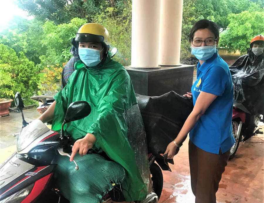 Liên đoàn Lao động tỉnh tiếp nhận nguồn hỗ trợ của các cấp Công đoàn trong tỉnh hỗ trợ người dân TP. Hồ Chí Minh và tỉnh Bình Dương. Ảnh: Đinh Yến  Liên đoàn Lao động tỉnh tiếp nhận nguồn hỗ trợ của các cấp Công đoàn trong tỉnh hỗ trợ người dân TP. Hồ Chí Minh và Bình Dương. Ảnh: Đinh Yến