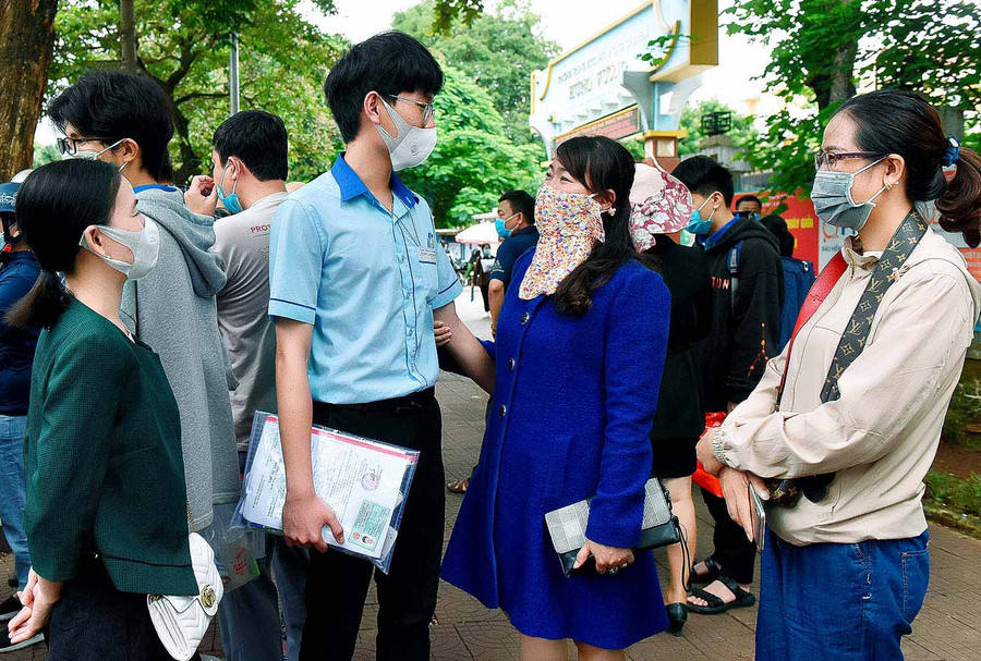 Gia đinh và thầy cô giáo động viên tinh thần cho các thí sinh sau giờ thi. Ảnh Đức Thụy