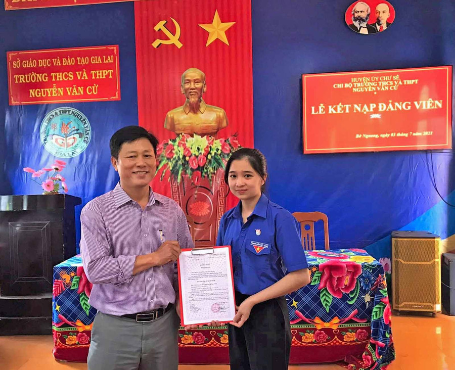 Kết nạp Đảng là học sinh ở trường THCS &THPT Nguyễn Văn Cừ Chư Sê