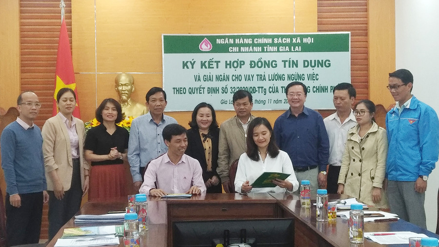 Ngân hàng Chính sách Xã hội tỉnh ký kết hợp đồng tín dụng và giải ngân cho vay trả lương ngừng việc vào tháng 11-2020. Ảnh: Sơn Ca