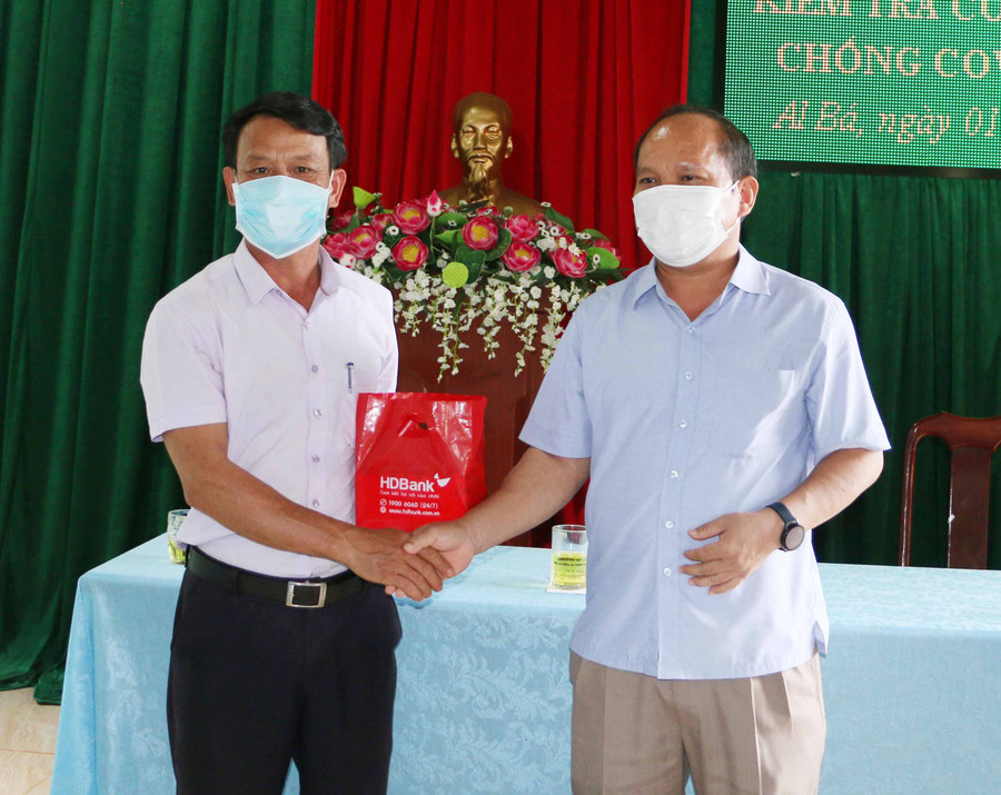 Phó Bí thư Tỉnh ủy Rah Lan Chung trao quà tượng trưng cho đại diện lãnh đạo xã Al Bá