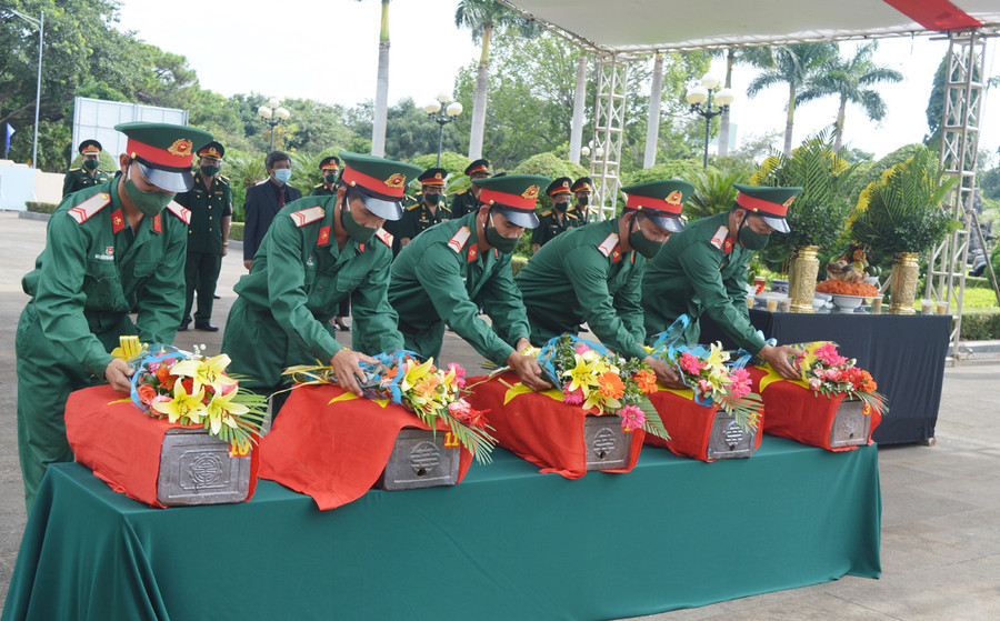 Chiến sĩ Quân đoàn 3 dâng hoa các hài cốt liệt sĩ. Ảnh: Anh Huy