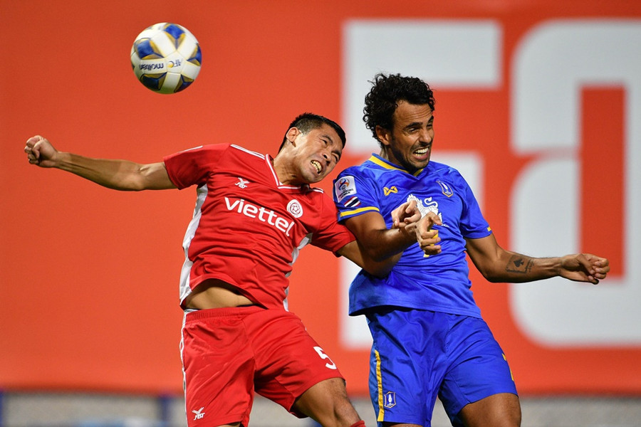 Trương Văn Thiết (trái) của CLB Viettel tại một trận ở AFC Champions League 2021. ẢNH: AFC