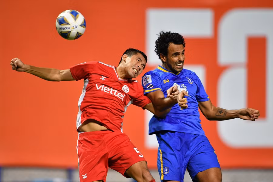 Trương Văn Thiết (trái) của CLB Viettel tại một trận ở AFC Champions League 2021. ẢNH: AFC