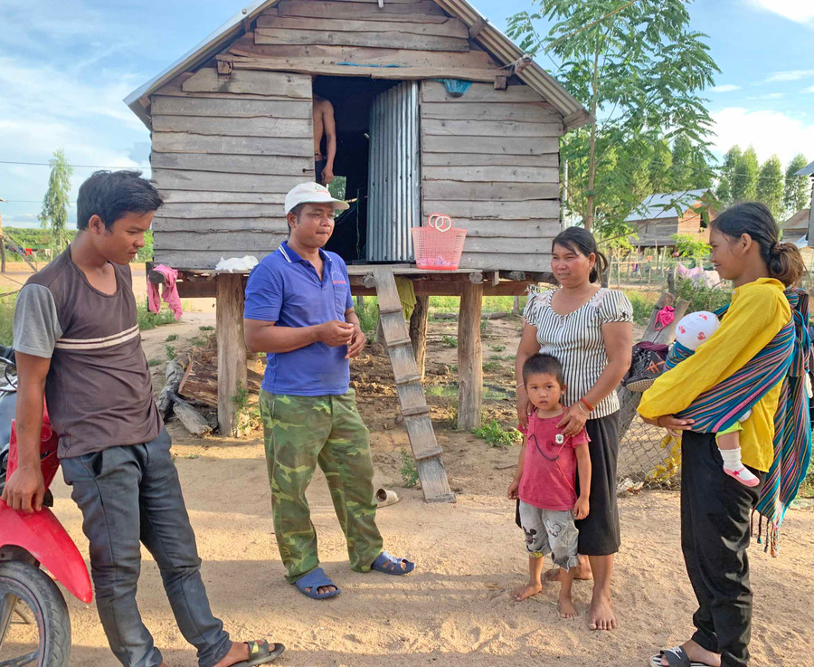 Ông Ksor Bluynh-Trưởng thôn Blôm-tuyên truyền, vận động người dân chấp hành tốt các quy định của pháp luật về an ninh, trật tự.Ảnh.Vũ Chi
