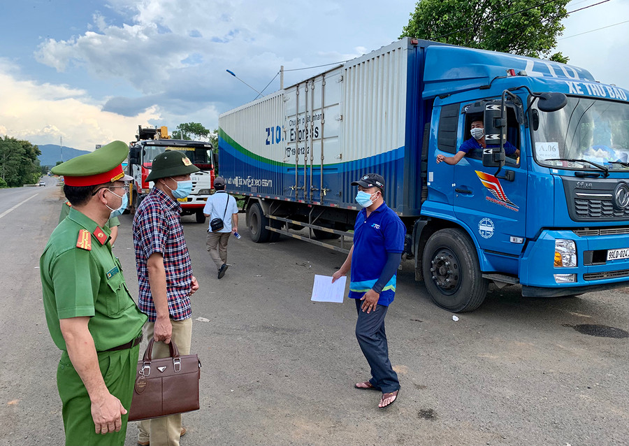 Tài xế dừng xe để kiểm tra, khai báo y tế tại chốt kiểm soát phòng-chống dịch Covid-19 khu vực cầu 110, huyện Chư Pưh trên quốc lộ 14 (ranh giới giữa Gia Lai-Đak Lak). Ảnh: Như Nguyện