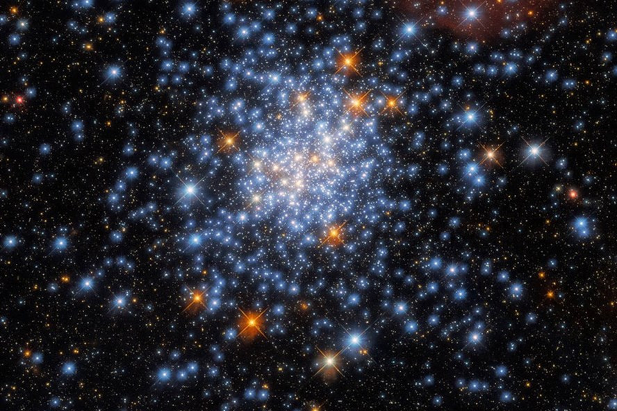 Cụm sao mở NGC 330 do kính thiên văn Hubble chụp. Ảnh: NASA Cụm sao mở NGC 330 do kính thiên văn Hubble chụp. Ảnh: NASA