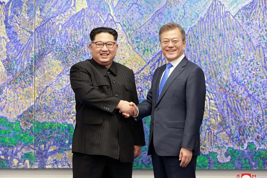 Tổng thống Hàn Quốc Moon Jae-in (phải) và nhà lãnh đạo Triều Tiên Kim Jong-un tại Hội nghị thượng đỉnh Hàn-Triều lần thứ nhất ở làng đình chiến Bàn Môn Điếm ngày 27.4.2018. Ảnh: AFP