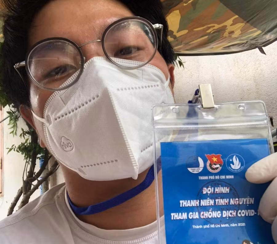 Nhật Quang tự hào khi trở thành tình nguyện viên hỗ trợ công tác phòng chống dịch Covid-19 ở TP.HCM. Ảnh: NVCC