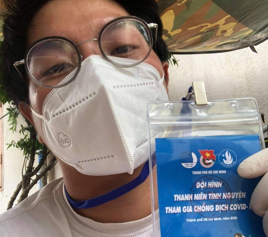 Nhật Quang tự hào khi trở thành tình nguyện viên hỗ trợ công tác phòng chống dịch Covid-19 ở TP.HCM. Ảnh: NVCC
