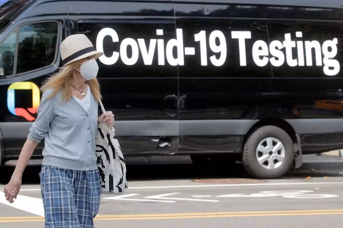  Một phụ nữ đeo khẩu trang đi qua xe tải xét nghiệm Covid-19 lưu động tại TP New York - Mỹ hôm 22-7 Ảnh: REUTERS