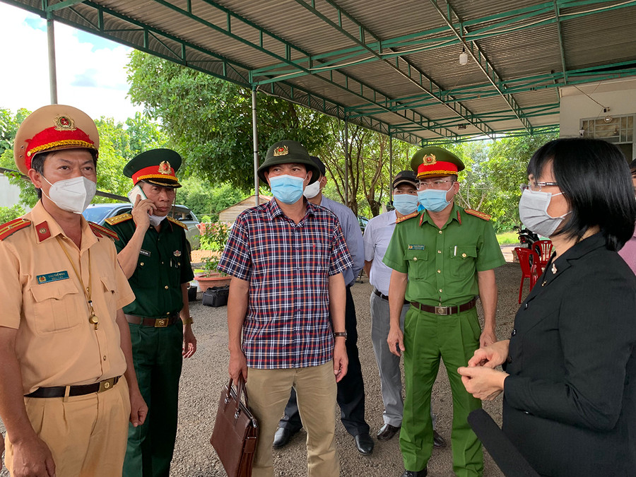 Phó Chủ tịch UBND tỉnh Nguyễn Thị Thanh Lịch kiểm tra tại chốt kiểm soát phòng-chống dịch Covid-19 khu vực cầu 110. Ảnh: Như Nguyện