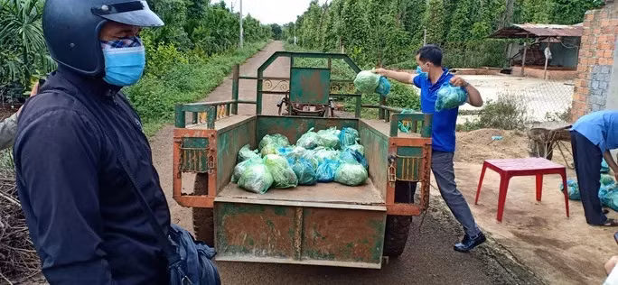 Bí thư Huyện ủy Cư Kuin kiểm tra công tác phòng chống dịch