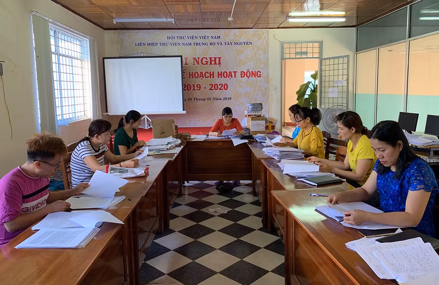 Cán bộ, nhân viên Thư viện tỉnh tiếp nhận, phân loại bài thi "Đại sứ Văn hóa đọc" năm 2019. Ảnh: Phương Vi Cán bộ và nhân viên Thư viện tỉnh tập trung cao độ trong khâu tiếp nhận, phân loại bài thi Đại sứ Văn hóa đọc. Ảnh: Phương Vi