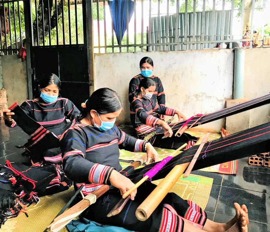 Thành viên Tổ hợp tác dệt thổ cẩm làng Chuét Ngol tập trung tại nhà chị H’Yứt để dệt vải. Ảnh: Trần Dung