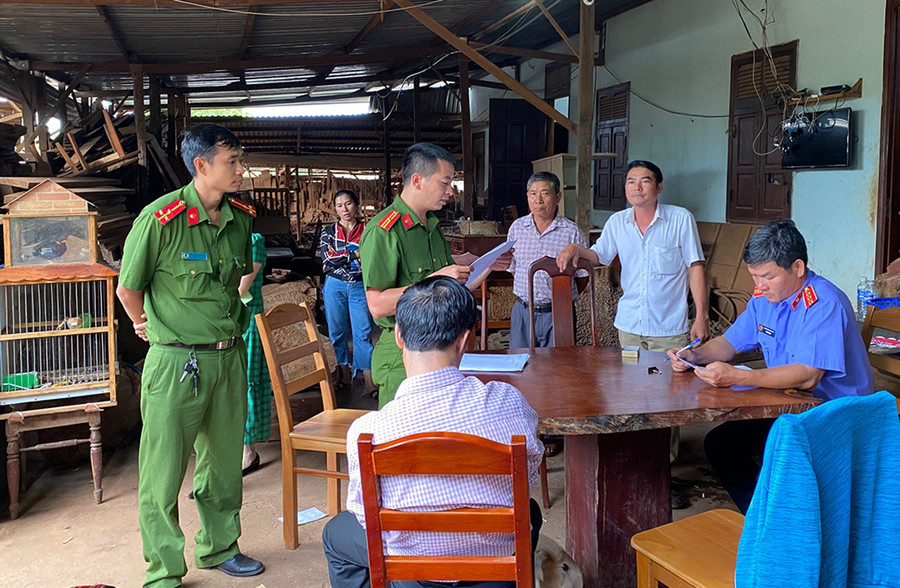 Lực lượng Công an đọc quyết định bắt Nguyễn Quốc Hùng (thứ 2 từ phải sang). Ảnh: Văn Ngọc Lực lượng Công an đọc quyết định bắt Nguyễn Quốc Hùng (thứ 2 từ phải qua). Ảnh: Văn Ngọc
