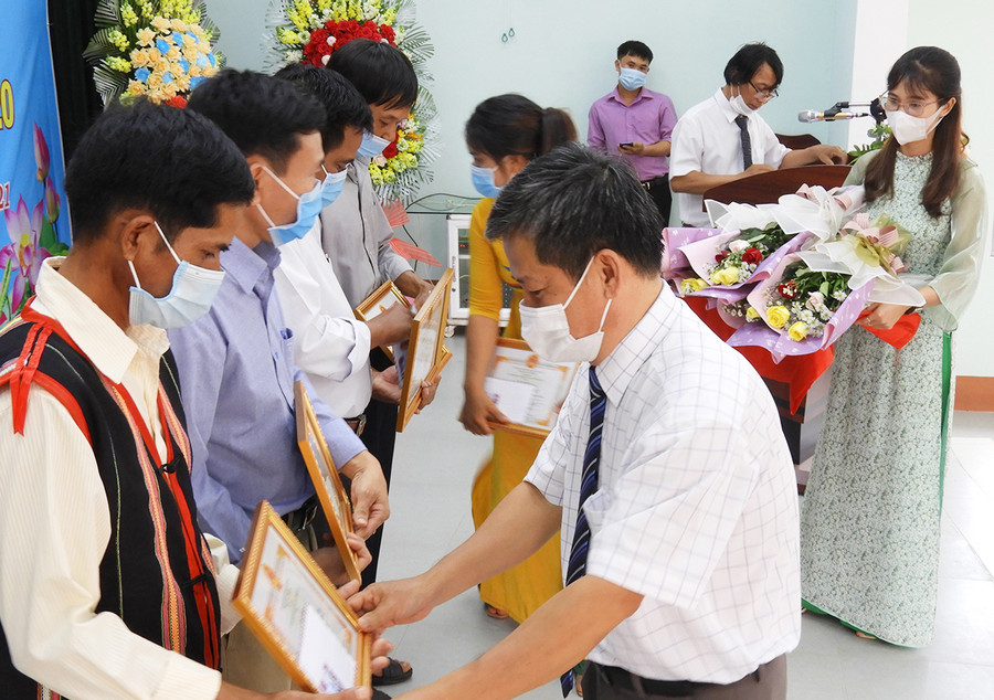 Trao giấy khen của Chủ tịch UBND huyện Ia Grai cho các tập thể và cá nhân có thành tích xuất sắc trong xây dựng nông thôn mới. Ảnh: Thanh Nhật UBND huyện Ia Grai khen thưởng các tập thể và cá nhân tại xã Ia Tô có thành tích xuất sắc về xây dựng Nông thôn mới