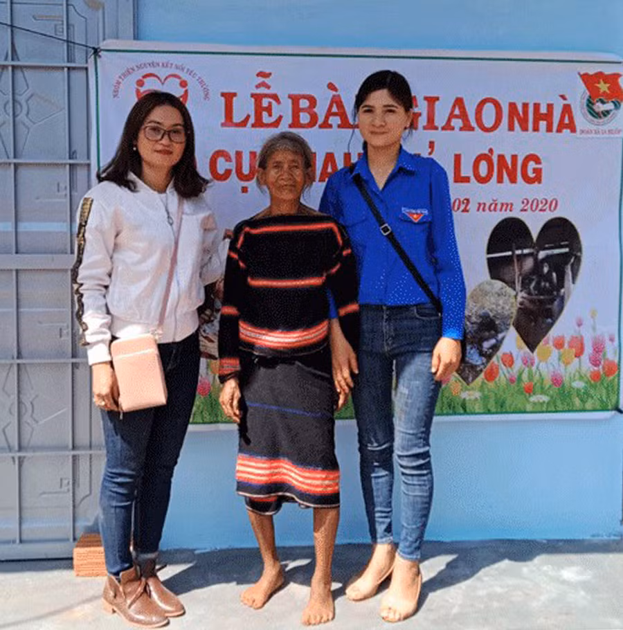 Tháng 2-2020, chị Siu H'Chí (bìa phải) cùng đoàn viên xã Ia Hlốp bàn giao nhà nhân ái cho bà Rơ Mah H'Lơng. Ảnh: Trần Dung